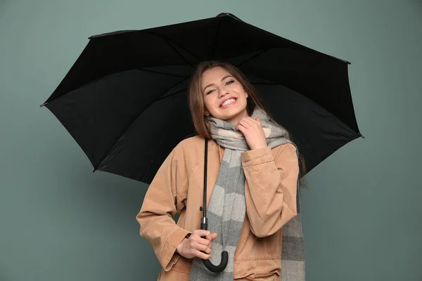 Giovane donna con ombrello nero su sfondo a colori — Foto Stock