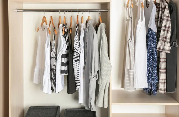 Stor garderob garderoben med olika kläder — Stockfoto