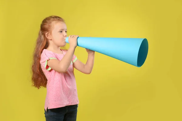 Linda niña con megáfono de papel sobre fondo de color — Foto de Stock