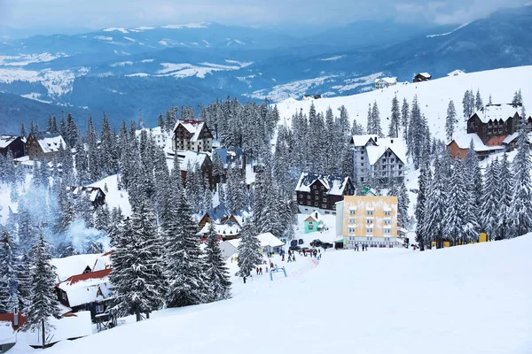 Het skigebied van de prachtige berg op besneeuwde dag. Wintervakantie — Stockfoto