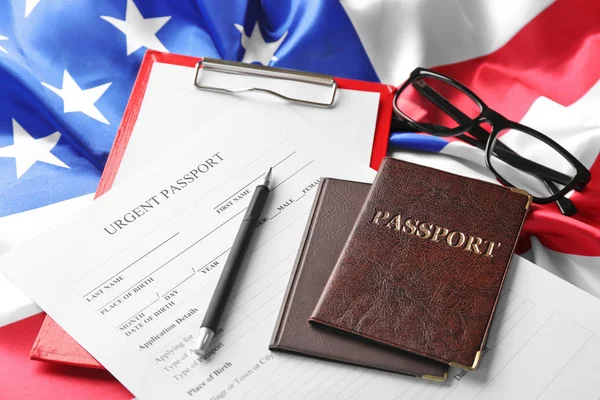 Паспорта и бланк заявления на американский флаг. Иммиграция в США — стоковое фото