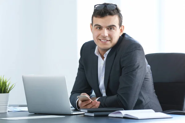 Jonge man in kantoor slijtage werken met laptop aan tafel — Stockfoto