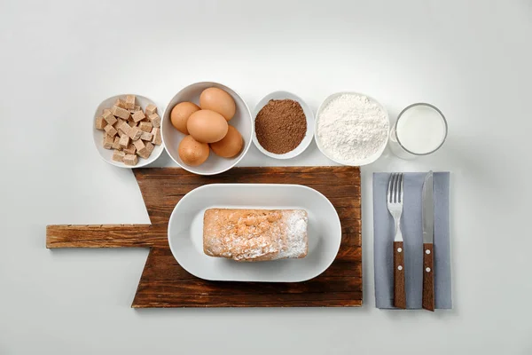 Ustensiles de cuisine et produits sur fond blanc. Cours de maître de cuisine — Photo