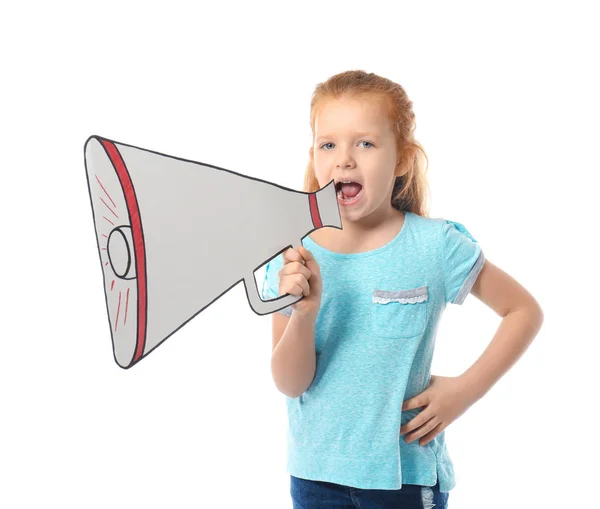 Niedliches kleines Mädchen schreit in ein Megafon aus Papier auf weißem Hintergrund — Stockfoto