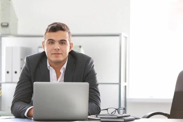 테이블에서 노트북으로 일 하는 사무실 착용에서 젊은 남자 — 스톡 사진