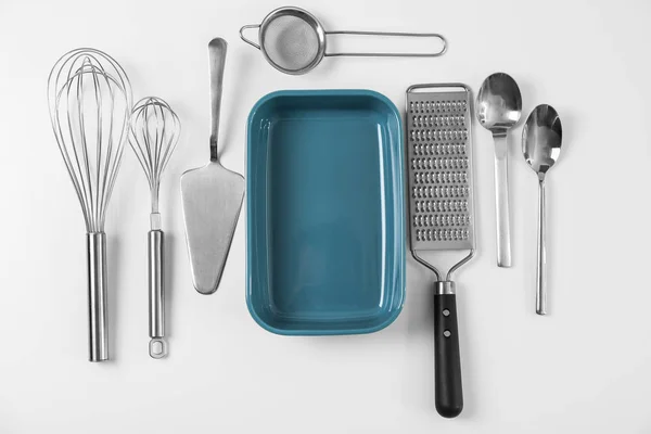 Set de utensilios de cocina sobre fondo blanco. Cursos magistrales de cocina —  Fotos de Stock