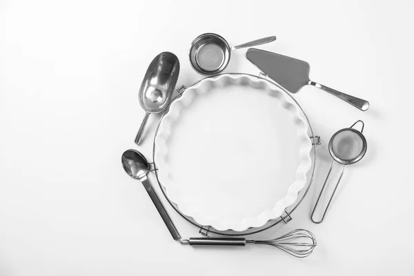 Conjunto de utensílios de cozinha sobre fundo branco. Culinária master classes — Fotografia de Stock