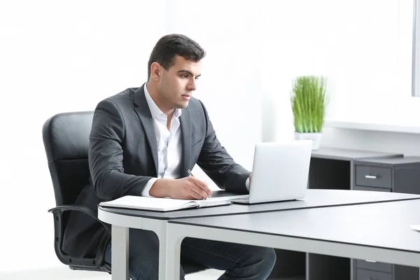 테이블에서 노트북으로 일 하는 사무실 착용에서 젊은 남자 — 스톡 사진