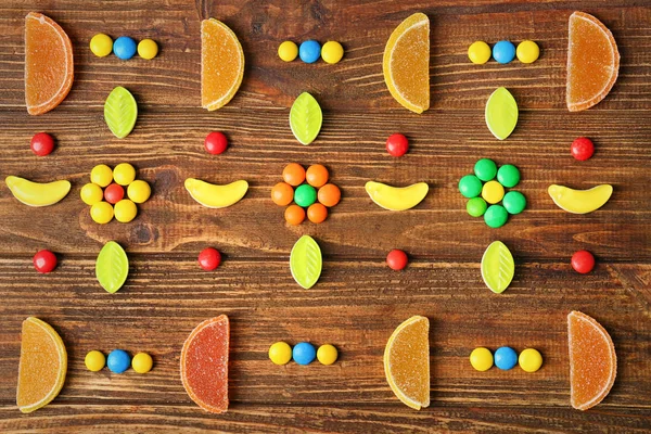 Coloridos caramelos bellamente dispuestos sobre fondo de madera — Foto de Stock