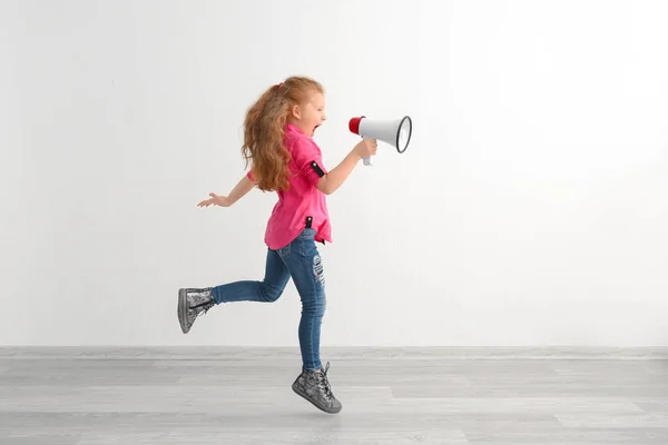 Aktiv liten flicka med MegaFon inomhus — Stockfoto