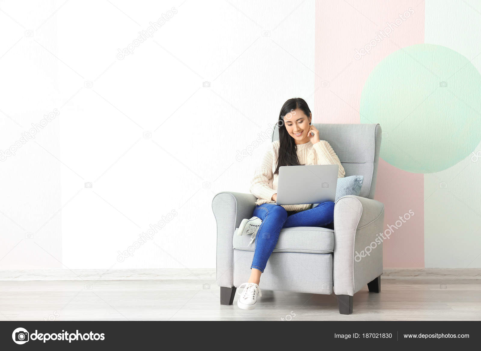 Мама сидит в кресле. Женщина в кресле. Девушка сидит в кресле. Счастливая женщина в кресле. Девушка в кресле светлый фон.