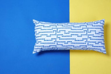 Renk arka plan üzerinde şık yumuşak yastık