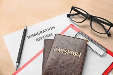 Pasaportlar ve kağıt masada Göçmenlik Reform kelimelerle
