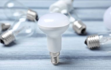 LED lamba ve arka plan üzerinde akkor ampulleri
