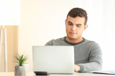Genç adam ev ofis içinde laptop ile çalışma