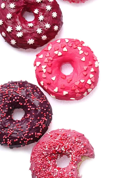 Köstliche bunte Donuts auf weißem Hintergrund — Stockfoto