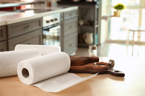 Rotoli di asciugamani di carta sul tavolo della cucina — Foto Stock