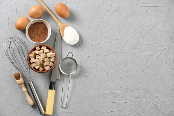 Ensemble d'ustensiles de cuisine et de produits sur fond gris. Cours de maître de cuisine — Photo