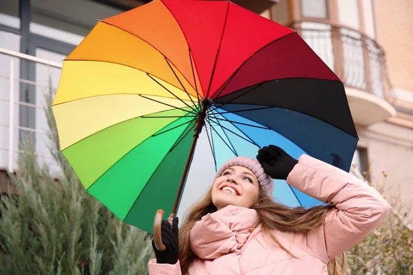 Giovane donna con ombrello arcobaleno all'aperto — Foto Stock