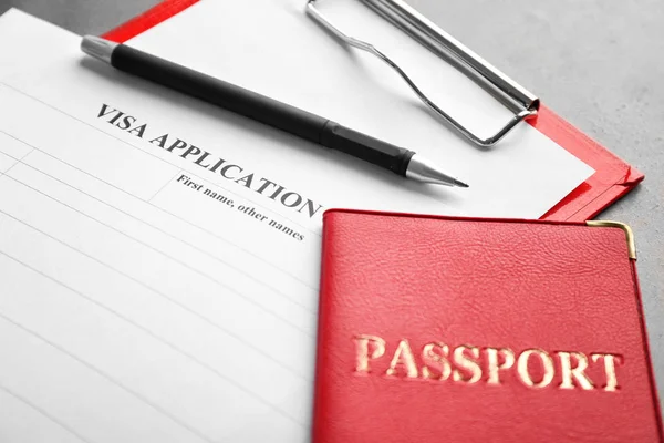 Formulario de solicitud de pasaporte y visado sobre la mesa. Reforma migratoria — Foto de Stock