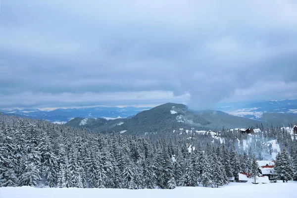 Prachtig resort in Bergen op besneeuwde dag. Wintervakantie — Stockfoto