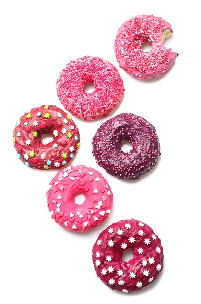 Вкусные красочные пончики на белом фоне — стоковое фото