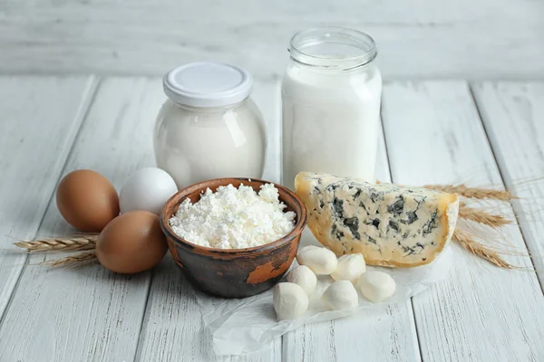 Produk susu yang berbeda dan telur di atas meja — Stok Foto