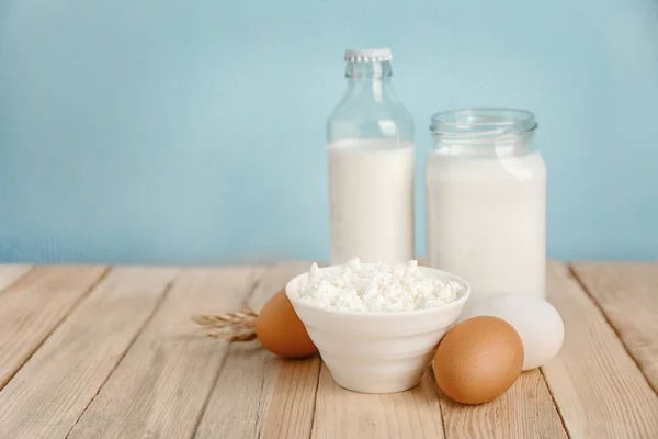 Świeże produkty mleczne i jajka na stole — Zdjęcie stockowe