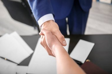 Avukat ofisi, closeup istemci elini sıkarken