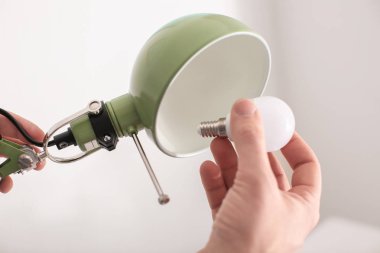 Evdeki ampulü değiştiren adam.