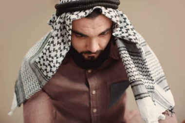 Genç Müslüman adam renk arka plan üzerinde dua