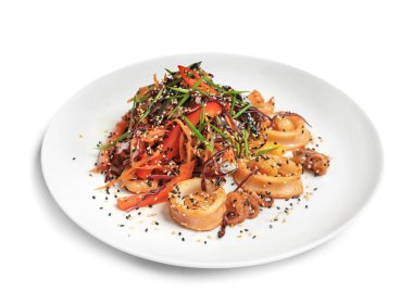 Beyaz arka plan üzerinde deniz ürünleri ile lezzetli Tay salatası