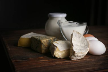 Taze süt ürünleri ve yumurta masada