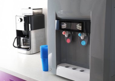 Ofiste, closeup tabloda su soğutucu