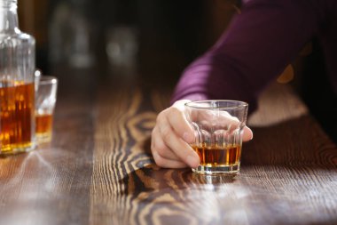Bar, closeup içki bardak olan adam. Alkolizm sorunu