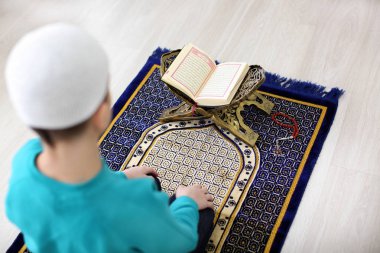 Dua, kapalı küçük Müslüman çocuk