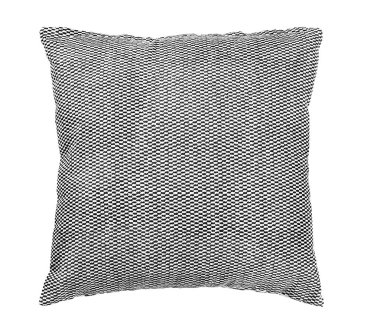 Beyaz arka plan üzerinde şık yumuşak yastık