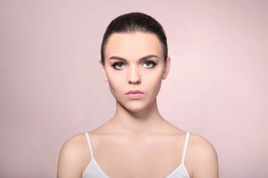 Makyaj renk arka plan üzerinde olan kadın