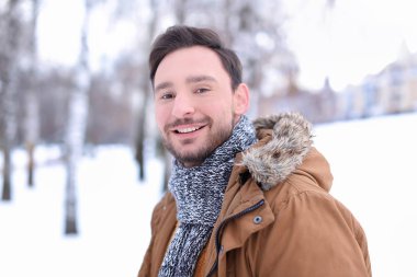 Kış tatili karlı Park'ta yakışıklı adam