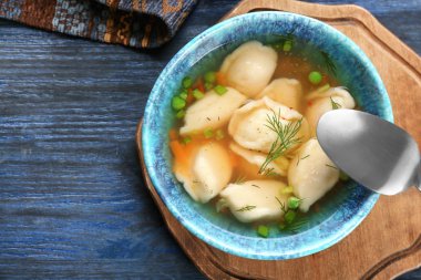 Ahşap masa üzerinde köfte ile lezzetli et suyu