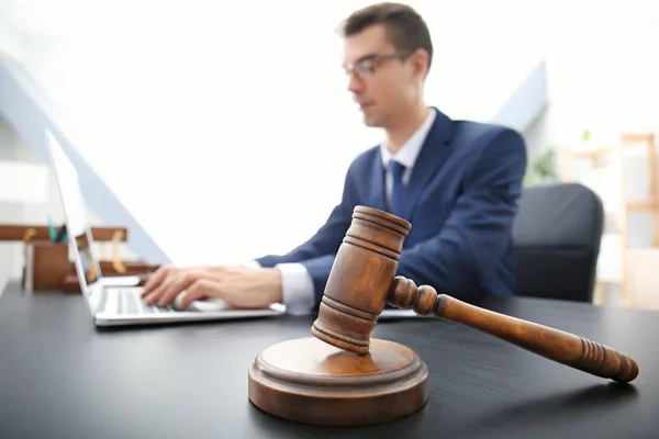 Hamer op tafel in het kabinet van een advocaat — Stockfoto