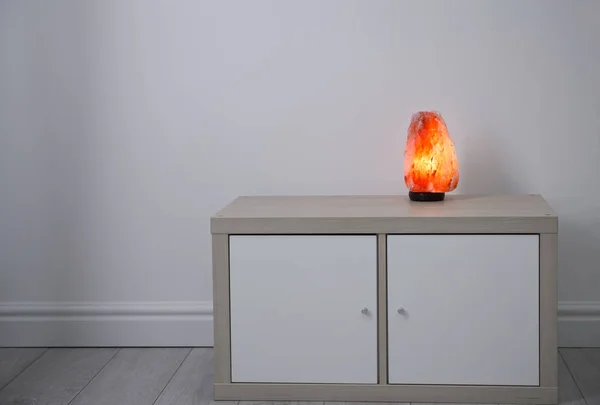 Himalaya zout lamp op houten kast binnenshuis — Stockfoto