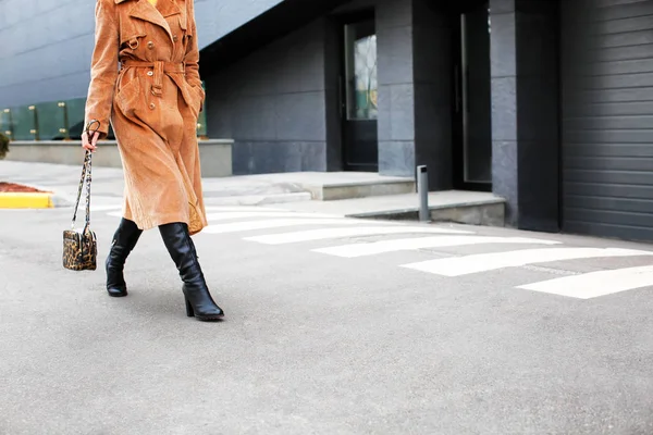 Stylish woman in black shoes walking across the street — Stock Photo, Image