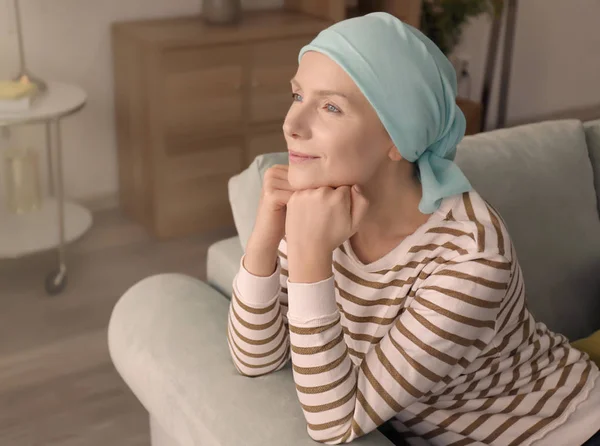 Jeune femme avec cancer dans le foulard à l'intérieur — Photo