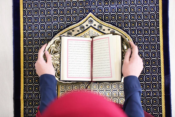 Мусульманка Читающая Коран Помещении — стоковое фото