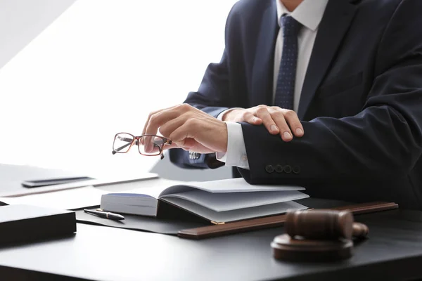 Mannelijke advocaat werkzaam in kantoor, close-up — Stockfoto
