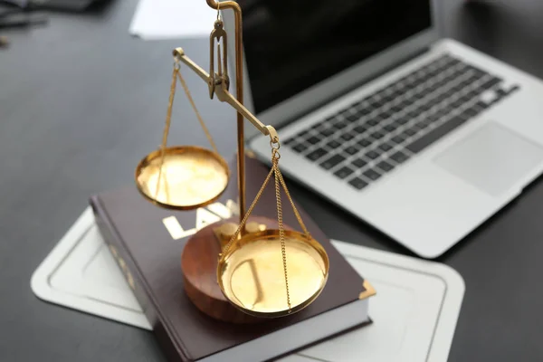 Escalas de justiça em cima da mesa no escritório do advogado — Fotografia de Stock