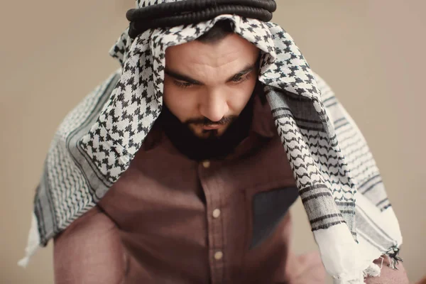 Pemuda Muslim berdoa di latar belakang warna — Stok Foto