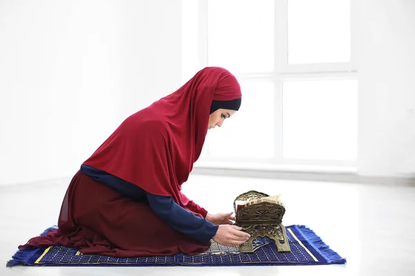 Молодая Мусульманка Читающая Коран Помещении — стоковое фото
