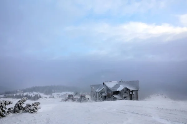 Estación de esquí después de tormenta de nieve. Vacaciones de invierno —  Fotos de Stock